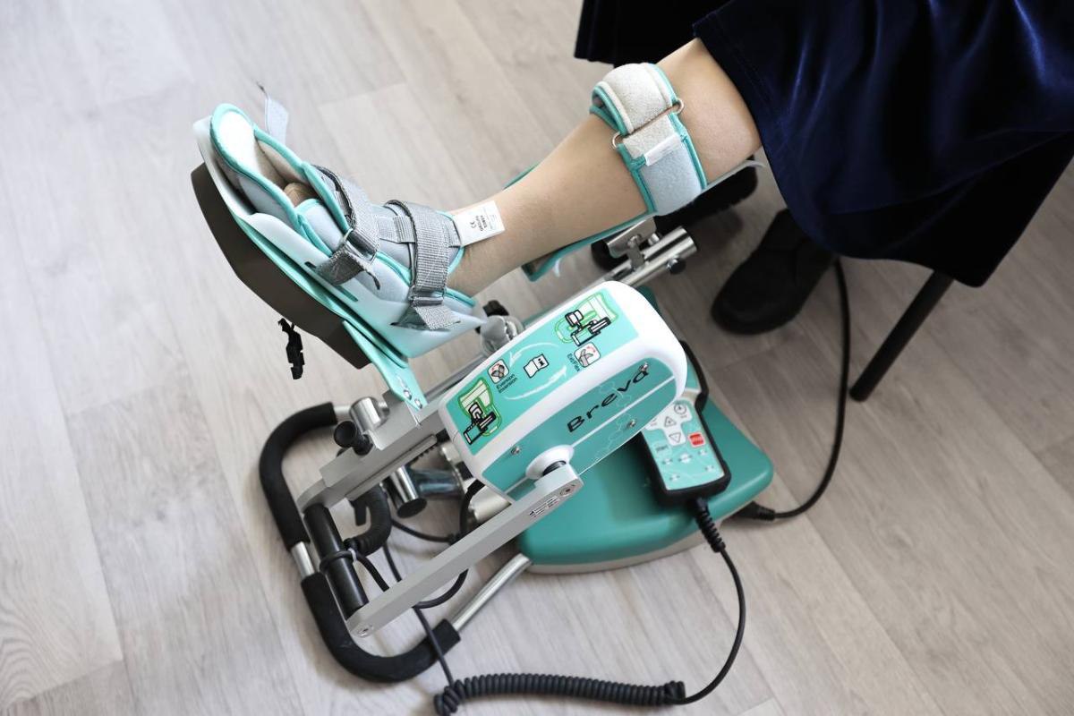 Челябинский госпиталь разработал комплексную программу реабилитации бойцов СВО   gubernia74 ru articles society 1137981 Эффективная формула реабилитации участников спецоперации и их семей которую вывели врачи Челябинского областного госпиталя ветеранов войн строится на основе взаимодействия современных технологий и психологической работы Соединение качественной работы реабилитолога с качественной работой психологов и логопедов дает ощутимый рывок и движение вперед отметил инструктор методист по ЛФК областного клинического терапевтического госпиталя Евгений Харламов Во взаимодействии врача реабилитолога психолога и социальной реабилитации и действует наша формула   t me chgub