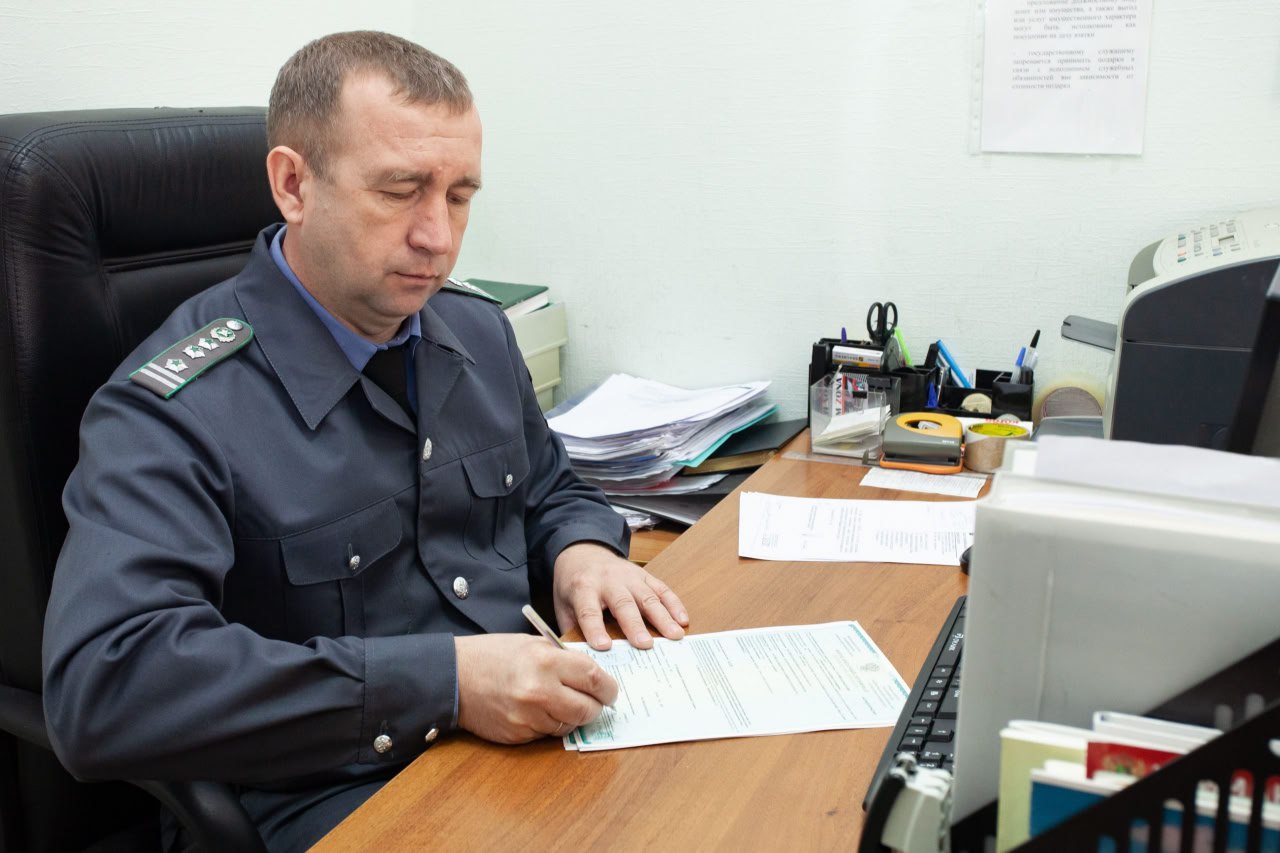 Управлением Россельхознадзора в рамках осуществления федерального государственного контроля надзора в области безопасного обращения с пестицидами и агрохимикатами на земельном участке сельскохозяйственного назначения расположенного в границах Лиманского района Астраханской области выявлено нарушение земельного законодательства В ходе выездного обследования сотрудниками Управления осуществлен отбор проб картофеля для определения микроколичеств пестицидов Отобранные пробы направлены в лабораторию для исследования на остаточное количество действующих веществ По результатам лабораторных испытаний установлено превышение содержания нитратов Владельцем земельного участка является предприниматель По факту выявленного нарушения предпринимателю объявлено предостережение о недопустимости нарушений обязательных требований и предложено соблюдать требования установленных регламентов и правил применения пестицидов и агрохимикатов Открыть полный текст Земельный надзор Пестициды и агрохимикаты
