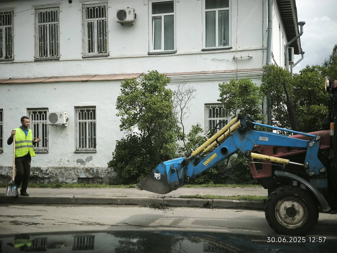 Первый замгубернатора Сергей Жестянников провел совещание в формате ВКС с главами муниципалитетов.   Главный вопрос —  уборка территорий. Контроль за исполнением поручений будет усилен.   «Муниципалитетам нужно активнее включаться в вопрос. Уборка, покосы должны проходить своевременно. Для этого в каждом округе, городе должны быть составлены дорожные карты, четко распределены обязанности людей,  техника. Если есть нехватка в ресурсах, готовы подключаться, как сейчас это делаем в Белозерске», — сказал Сергей Жестянников.  После выезда губернатора в Белозерский округ было выдано поручение о срочной уборке территорий. В Белозерске уже разработан чёткий график работ. Задействованы 6 единиц техники и 8 рабочих. Все работы завершат до 4 июля.  Сергей Жестянников также отметил, что содержание территорий в порядке — это показатель эффективности управления. Муниципалитетам рекомендовано привлекать к работам бизнес, молодежные трудовые бригады и оптимизировать использование имеющихся ресурсов.   Правительство Вологодской области