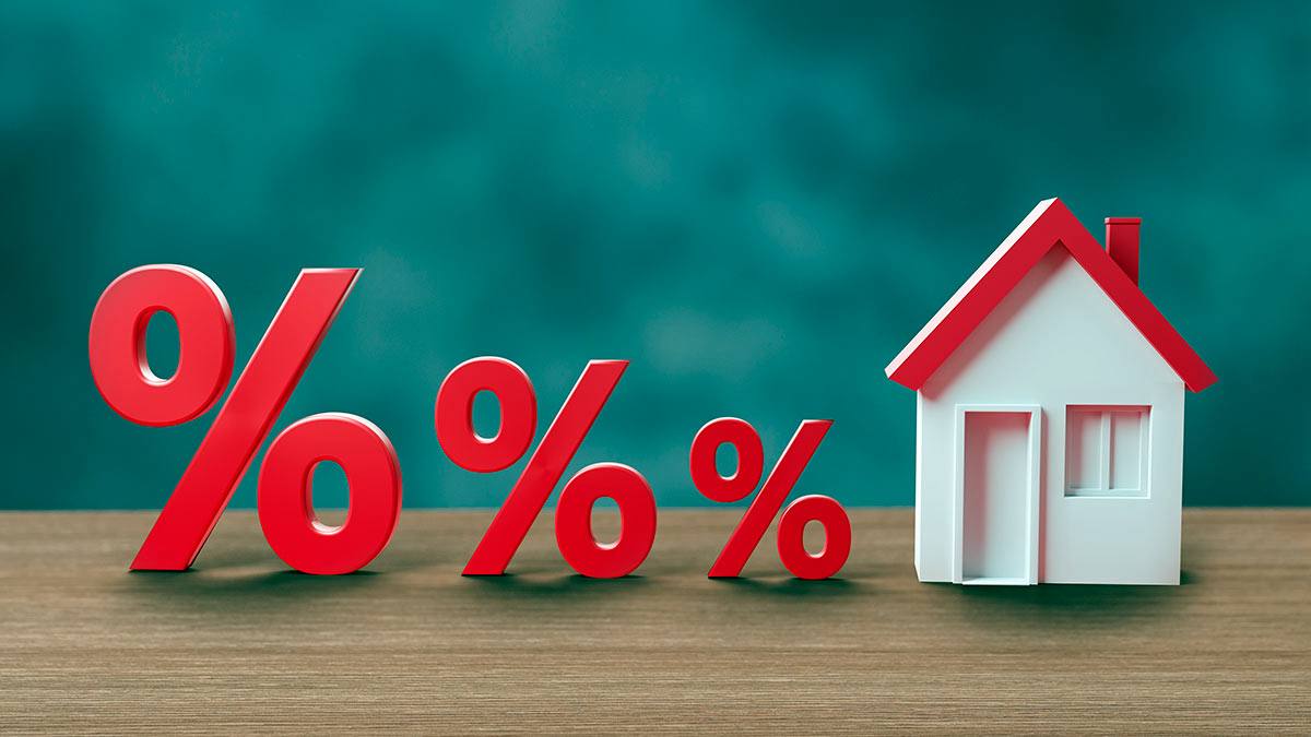 По данным на 10 ноября 2025 года средняя ставка по ипотеке на первичном рынке составляет 21 24 годовых на вторичном 21 22 годовых пишет РБК со ссылкой на данные Единой информационной системы жилищного строительства ЕИСЖС Как отмечает издание крупные российские банки после снижения ключевой не стали массово снижать ставки по ипотеке За неделю с 3 по 9 ноября 2025 г ставки по рыночным продуктам снизил только Транскапиталбанк на 0 5 п п до 21 25 Ранее с 27 октября по 2 ноября ставки пересмотрел Т банк который снизил процент по рыночным продуктам на 1 п п