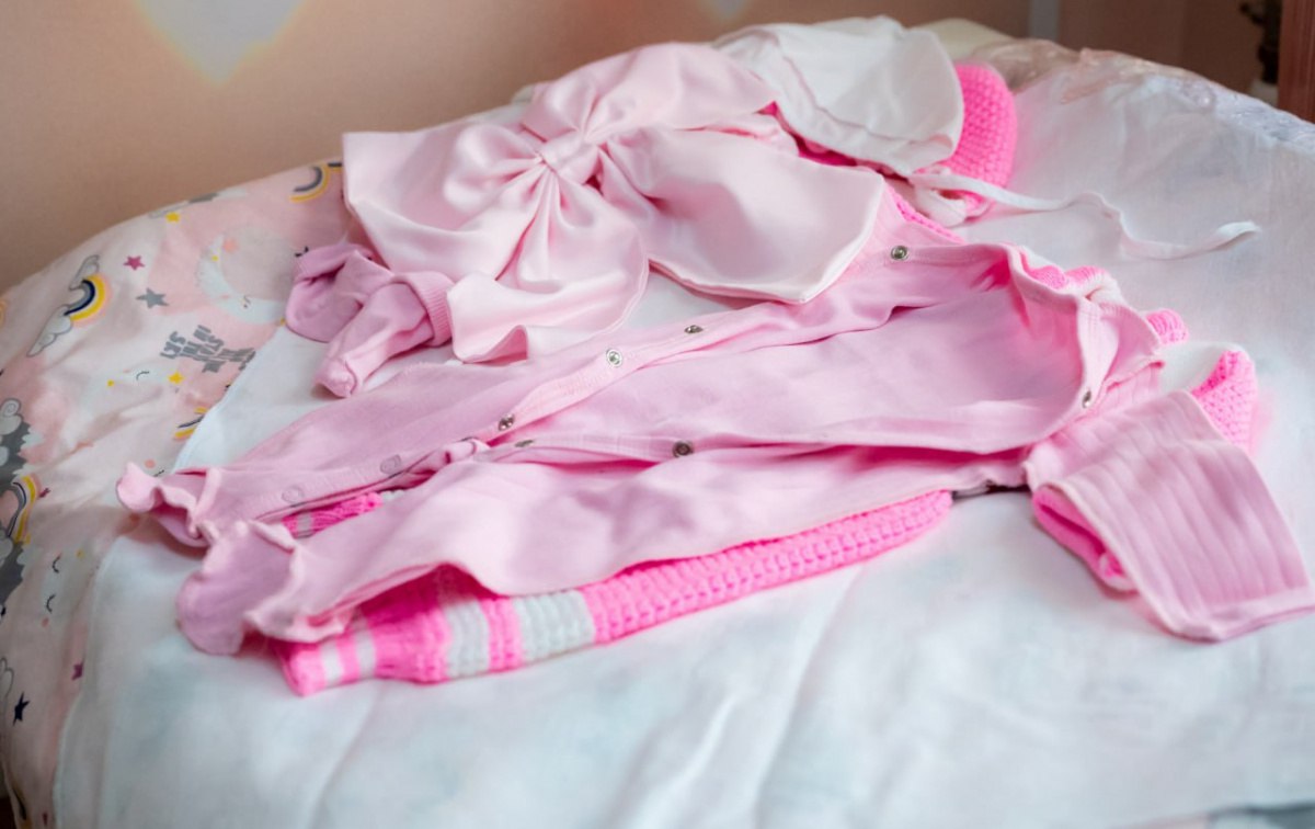 Челябинку наградят знаком За смелость и отвагу за принятые на улице роды Губернатор Челябинской области Алексей Текслер подписал постановление о награждении жительницы региона знаком отличия За смелость и отвагу Женщина приняла экстренные роды у незнакомки которой стало плохо во время прогулки в СНТ в конце прошлого года Как ранее сообщали СМИ челябинка выгуливала собак когда заметила роженицу Несмотря на то что была вызвана скорая помощь к приезду медиков ребёнок уже появился на свет благодаря оперативным действиям прохожей