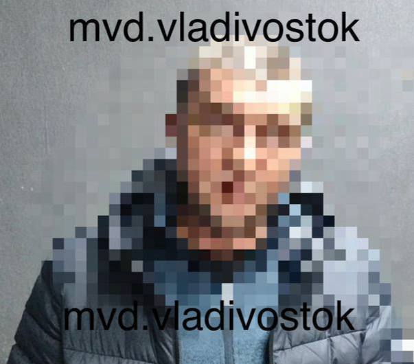 Во Владивостоке нашли мужчину взорвавшего петарду в урне Полиция установила личность человека который устроил взрыв в сквере на улице Ульяновской Им оказался 42 летний житель Владивостока В отделе мужчина признался что бросил петарду в урну но по его словам не ожидал что она будет повреждена Сейчас специалисты подсчитывают сумму ущерба Нарушитель заявил что готов возместить ремонт В отношении него составлен административный протокол за мелкое хулиганство Подписаться прислать новость