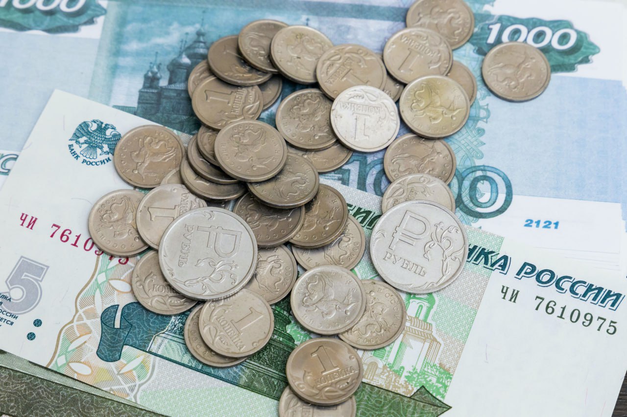 В Челябинской области увеличились сроки товарных кредитов Средний срок товарных POS кредитов в Челябинской области увеличился в декабре 2025 года По данным Национального бюро кредитных историй показатель вырос с 13 3 месяцев в ноябре до 14 1 месяца в декабре прибавив за месяц 2 9 Общероссийская тенденция также показывает рост В среднем по стране срок кредита на покупку товаров в магазинах составил 13 9 месяцев увеличившись на 4 1 за месяц и на 2 по сравнению с декабрём прошлого года Наиболее длительные кредиты в декабре оформляли жители Алтайского и Красноярского краёв Саратовской и Кемеровской областей где они превышают 15 месяцев Самые короткие сроки были зафиксированы в Москве и Республике Дагестан по 12 3 месяца При этом наиболее серьезная динамика роста среднего срока POS кредитов в регионах РФ была зафиксирована в Иркутской области 9 9 и Красноярском крае 8 8 По мнению главного редактора Полит74 Григория Макеева увеличение средних сроков товарных кредитов это прямое следствие изменившейся риск политики банков Когда процент одобрения заявок падает до рекордно низких 10 12 это означает что кредиторы переходят в режим жёсткого отбора Они отсекают неблагонадёжных заёмщиков оставляя лишь клиентов с безупречной кредитной историей говорит главред Вместе с тем он подчеркивает что для данной категории клиентов банки готовы предлагать более длительные сроки чтобы снизить размер ежемесячного платежа и сделать кредитную нагрузку для заёмщика более комфортной и управляемой На мой взгляд это инструмент для удержания и стимулирования самых платёжеспособных клиентов в условиях когда массовая выдача стала слишком рискованной подытоживает Макеев eugenejut