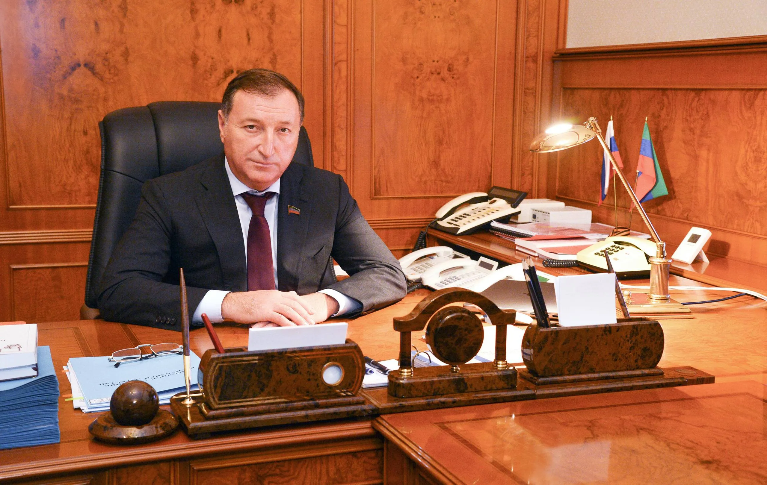 Председатель Народного Собрания РД Заур Аскендеров поздравил работников скорой медицинской помощи с профессиональным праздником С Днем работника скорой медицинской помощи Помогать людям в самые трудные минуты ваше призвание Вы первыми оказываетесь там где порой ждут и надеются на чудо Ваша оперативность талант врачевания и способность молниеносно оказать помощь когда счет идет на секунды требуют от вас не только знаний и мастерства но и непомерной эмоциональной и физической выносливости Каждый ваш выезд это спасенная человеческая жизнь это надежда на выздоровление и проявление неравнодушия к людской беде Дагестанцы благодарны вам за самоотверженный труд профессионализм готовность рисковать собой ради других и безграничное милосердие Спасибо за то что спасаете жизни сохраняя хладнокровие в самых сложных стрессовых ситуациях Желаю вам крепкого здоровья надежных коллег рядом благополучия душевных сил и спокойных смен говорится в поздравлении спикера дагестанского парламента