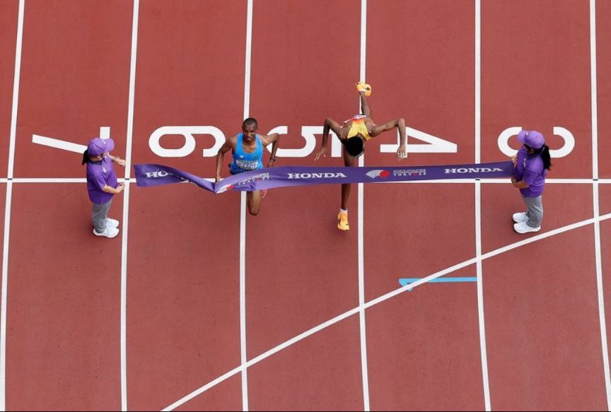 Впервые в истории фотофиниш выявил победителя марафона на чемпионате мира по лёгкой атлетике 0 03 секунды именно такая разница между чемпионом мира Альфонсом Феликсом Симбу Танзания и серебряным призером Аманалом Петросом Германия который лидировал практически со старта и до финишной ленты И это при дистанции в 42 2 км и более 2 часов бега Для сравнения покажем наименьшую разницу между 1 2 местами в беговых дисциплинах на ЧМ 2025 в Токио 0 03 сек марафон мужчины 0 05 сек 100 м мужчины 0 06 сек 10000 м мужчины 0 15 сек 100 м женщины Фотофиниш впервые был задействован на крупных турнирах при определении результата марафона Симбу принес Танзании первое золото чемпионата мира по лёгкой атлетике World Athletics Подписаться на РБК Спорт