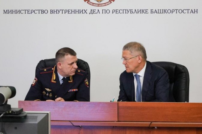 В Башкирии представили нового министра внутренних дел Министр внутренних дел России Владимир Колокольцев представил личному составу МВД Башкирии нового руководителя. Им стал 49-летний генерал-майор полиции Александр Воронежский, приказ о назначении которого на прошлой неделе подписал президент России Владимир Путин. Представление проходило в режиме видеосвязи. Участие в нем принял глава Башкирии Радий Хабиров. Владимир Колокольцев уверен, что новый министр успешно справится с возложенными на него обязанностями, и пожелал ему успехов на новом посту. Александр Воронежский сказал, что «организует работу регионального ведомства в соответствии с поставленными задачами, с учетом текущей оперативной обстановки в регионе». Напомним, что новый министр внутренних дел Башкирии родом из Алма-Атинской области Казахской ССР. В Башкирию он приехал из Свердловской области, где с января 2022 года был заместителем начальника – начальником полиции ГУ МВД России по Свердловской области.