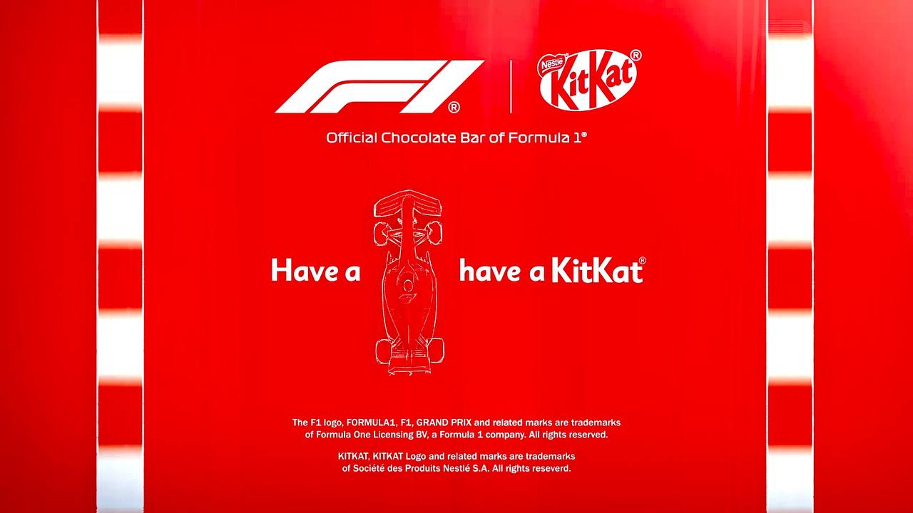 Nestle подписал первое глобальное маркетинговое партнёрство за 160 лет — с Formula  1    KitKat стал партнёром чемпионата мира по гонкам. Теперь реклама хрустящих палочек появится на трассе и во время трансляций. Но самое главное — брендинг Formula 1 появится на красной обёртке шоколадки.    — Верните вкладыши с гоночными авто!   — И чупа-кэпсы верните.   — И доллар по 25.  Ваш —>   маркетинг