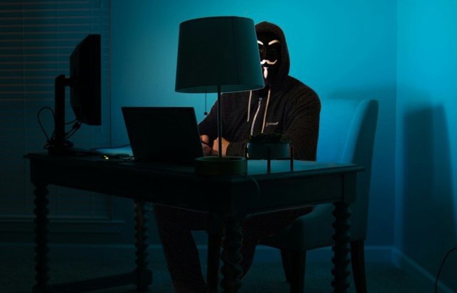 Хакеры использовали Android шпион Landfall для служки за пользователями смартфонов Samsung Специалисты подразделения Unit 42 компании Palo Alto Networks выявили новое шпионское ПО для Android под названием Landfall Оно использовалось в хакерской кампании где злоумышленники применяли уязвимость нулевого дня в смартфонах Samsung Galaxy Впервые Landfall обнаружили в июле 2024 года Исследователи установили что атака могла происходить через специально подготовленное изображение отправленное жертве чаще всего через мессенджеры Для заражения не требовались какие либо действия со стороны пользователя Уязвимость получила идентификатор CVE 2025 21042 Samsung уже выпустила исправление но детали кампании не раскрывает Определить разработчиков Landfall пока не удалось как и оценить масштаб атаки Однако по данным Unit 42 цели вероятно находились в странах Ближнего Востока что указывает на шпионский характер операции