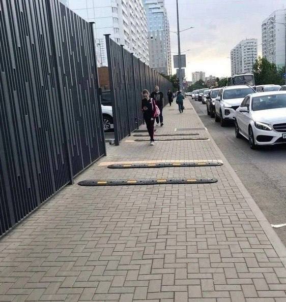 В Москве на тротуарах появились лежачие полицейские — власти считают, что это не только увеличит количество спотыкающихся, но и заставит самокатчиков снижать скорость.