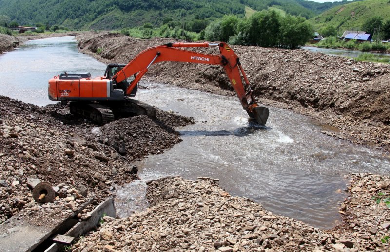В ЕАО продолжат расчищать русло реки Кимкан Расчистка русла реки Кимкан от донных отложений и мусора запланирована в 2026 году в посёлке Известковый Облученского района Еврейской автономной области ЕАО Очистка участка протяжённостью 400 метров позволит предотвратить сезонные подтопления и сохранить имущество граждан Проект реализуется департаментом природных ресурсов области в рамках переданных полномочий в области водных отношений В 2025 году департамент природных ресурсов ЕАО уже проводил работы по расчистке и спрямлению русла реки Кимкан в районе посёлка Известковый Протяжённость этого этапа составила 713 05 метра ЕАО