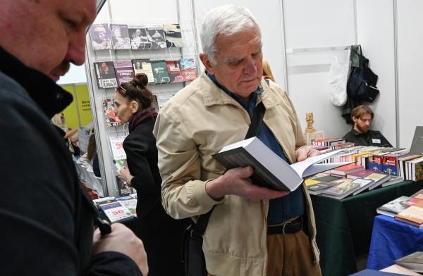Книжные дистрибьютеры заявили о росте продаж патриотической литературы Тенденция фиксируется последние два года Как сообщает газета Ведомости самая популярная книга в этом сегменте роман главного редактор RT Маргариты Симоньян В начале было Слово в конце будет Цифра В пятёрку самых продаваемых книг также вошли издания Захара Прилепина История России в комиксах От древних славян до Владимира Путина и роман Тума роман Стена помощника президента Владимира Мединского и сборник рассказов Маргариты Симоньян Водоворот Подпишись на Говорит Москва