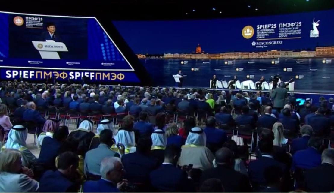 Однополярный мир в прошлом, мы наблюдаем формирование многополярного мира и могу подчеркнуть лидерство в нём России и Китая — президент Индонезии Прабово Субианто "Россия и Китай никогда не следовали двойным стандартам, защищали угнетённых и сражались за справедливость", — заявил президент Индонезии. Также Президент Индонезии Прабово Субианто заявил, что приехал на ПМЭФ раньше чем на G7, потому что демонстрирует приверженность ПМЭФ "Не нужно читать между строк. Но Индонезия традиционно занимала позицию неприсоединения, мы уважаем все страны", — заявил президент Индонезии. По словам Субианто, тысяча друзей мало, один враг - слишком много, Индонезия хочет дружить со всеми. Подписаться Написать в бот