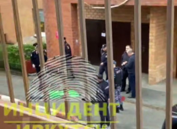 В Иркутске упавшая с балкона многоэтажки девочка разбилась насмерть Трагедия произошла в одном из ЖК Читать подробнее на сайте...