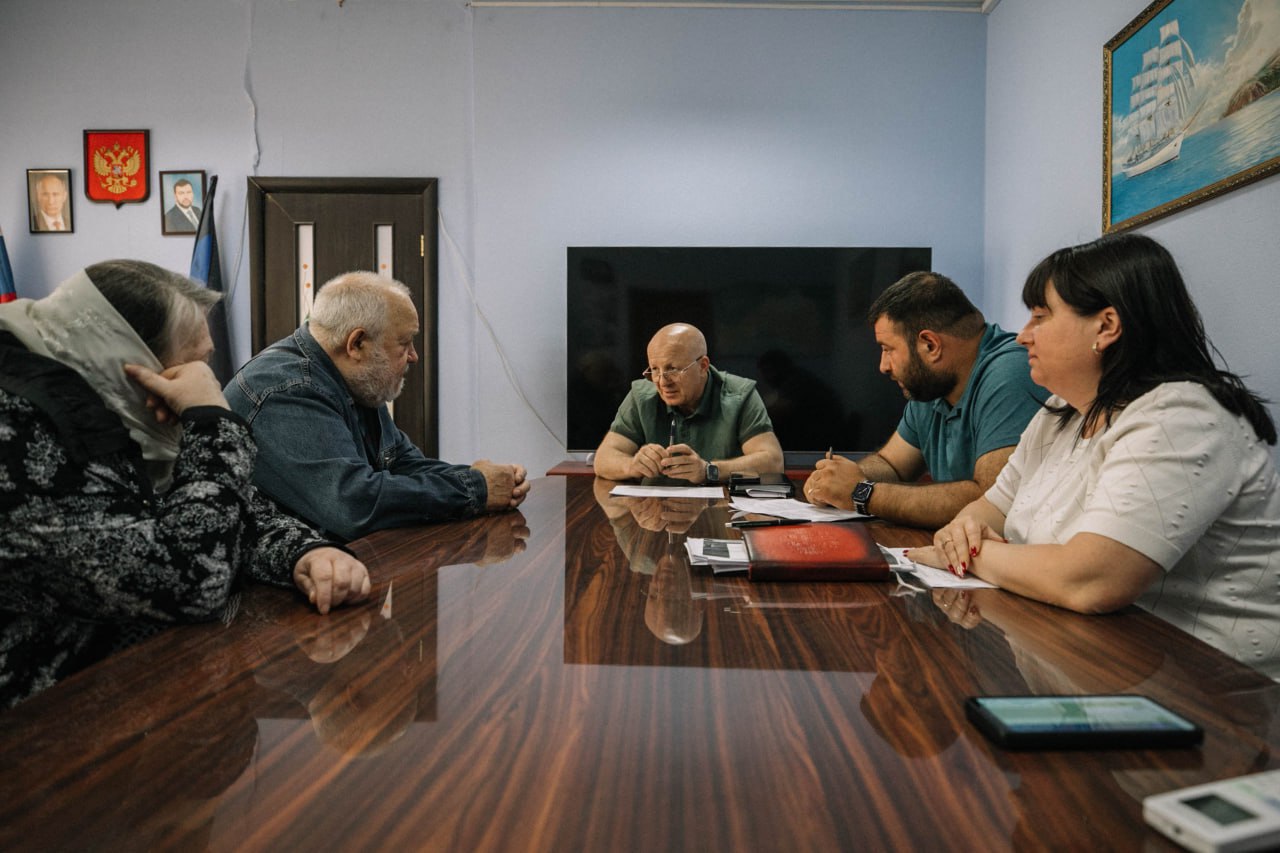 Вместе с руководителем Управы Приморского внутригородского района Олегом Хараджа ответил на жилищные вопросы граждан. Рассказал о действующих мерах социальной поддержки, возможностях муниципалитета по ремонту квартир и частных домов горожан, пострадавших во время боевых действий. Жительнице дома по Красномаякскому переулку поможем в оформлении всех необходимых документов для дальнейшей регистрации права собственности на родительский дом. Еще накануне боевых действий женщина оказалась в сложных жизненных обстоятельствах. Решение вопроса права наследования позволит ей получить регистрацию по месту жительства и оформить действующие меры социальной поддержки. Следующая обратившаяся мариупольчанка уже готовит документы для обращения в суд по поводу несогласия с установленной суммой компенсации за повреждённое жилье. Подтвердил, что это единственно возможный путь решения вопроса. Трем семьям горожан поможем с восстановлением их частных домовладений. В ближайшее время специалисты департамента капитального строительства на местах определят необходимый фронт работ. В дальнейшем их выполним по муниципальной программе восстановления индивидуальных жилых строений.