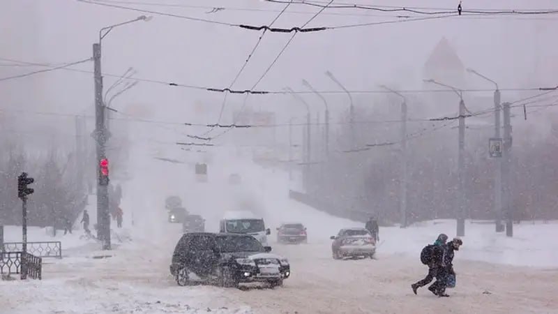 Помимо мороза в Самарскую область придет метель и ветер до 20 м/с: в регионе объявили желтый уровень опасности  В Приволжском УГМС сообщили, что 16 февраля видимость ухудшится до 500-1000 метров. Порывы ветра составят 15-20 м/с. Ночью возможен сильный снег, на дорогах местами снежные заносы.   В ведомстве призвали жителей быть осторожнее и внимательнее на улице. По возможности лучше отказаться от поездок на личном авто и пересесть на общественный транспорт.  КП Самара    Предложить новoсть