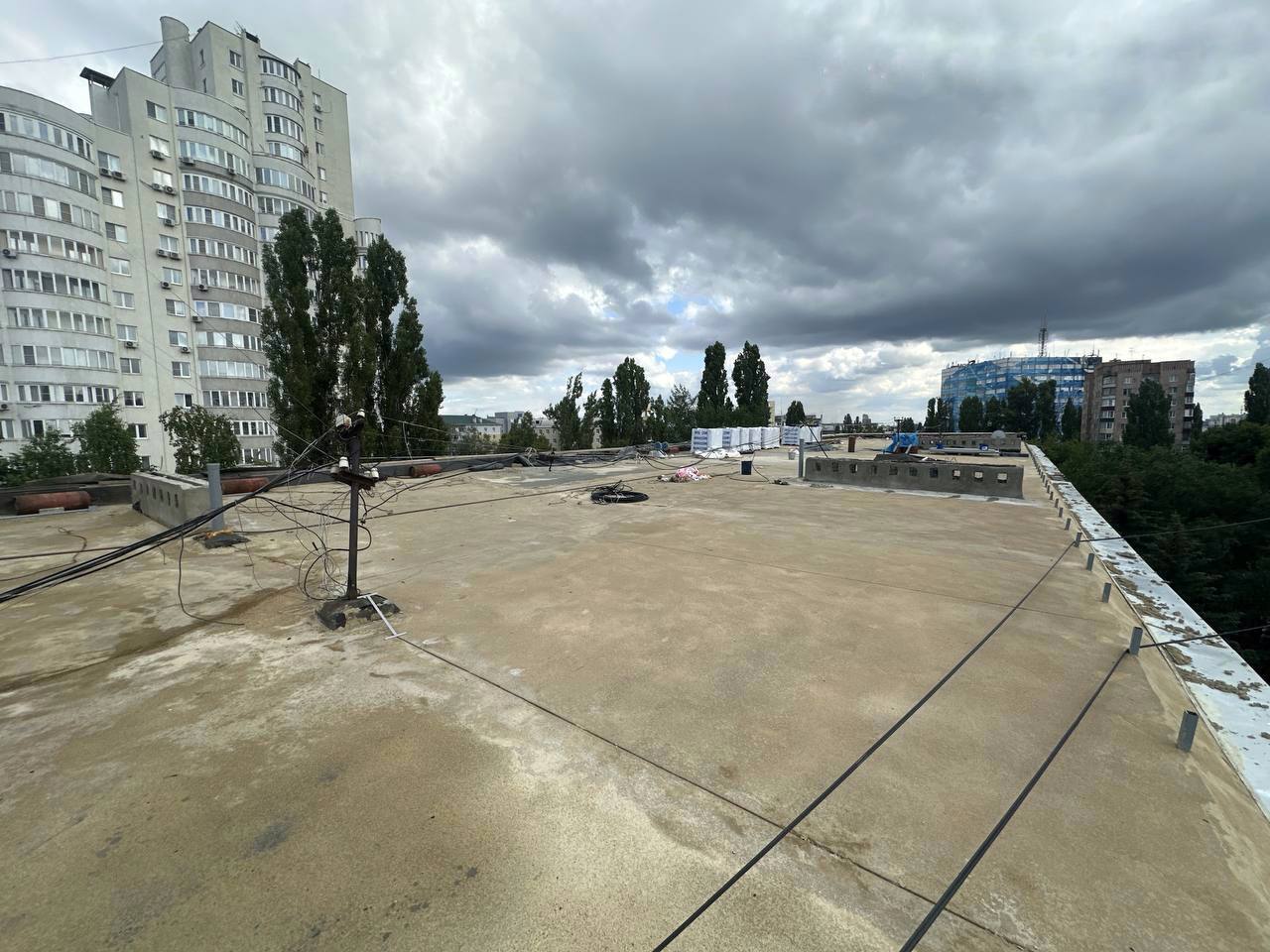 В Липецке капитально ремонтируют пятиэтажку на улице Зегеля, 15. В здании полностью заменят инженерные сети — от электричества готовность 80% до труб водоснабжения и отопления. Также специалисты отремонтируют крышу, приведут в порядок фасад дома, установят новые окна в подъездах, обновят входные группы и наведут порядок в подвалах. Подпишись на «Липецк №1»