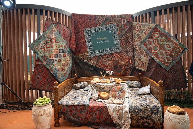 8 февраля компания Murad Buildings провела масштабное мероприятие посвящённое официальному открытию первой очереди жилого комплекса Soy Bo yi уникального проекта бизнес класса объединяющего современную архитектуру гармонию природы и высокий уровень комфорта Форматом мероприятия стал фестиваль вдохновлённый духом узбекской махалли с живым общением улыбками традиционными угощениями и атмосферой соседства реклама   www gazeta uz ru 2026 02 09 murad buildings