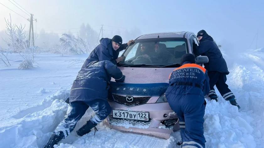 Алтайские спасатели по пути домой помогли водителю, застрявшему в снегу  Об этом сообщает Управление Алтайского края по делам ГОЧС и ПБ.  После учебно-тренировочных сборов по поисково-спасательным работам, которые прошли на базе Верх-Катунской школы, спасатели, выполнявшие роль жюри, направлялись домой.  На своем пути они заметили застрявший в снегу автомобиль. Спасатели оперативно оказали водителю помощь, вытащив его из "снежного плена".  "Краевые спасатели, возвращаясь с соревнований, проявили не только профессиональное мастерство, но и человеческую отзывчивость", – рассказали в управлении.  Фото: Управление Алтайского края по делам ГОЧС и ПБ