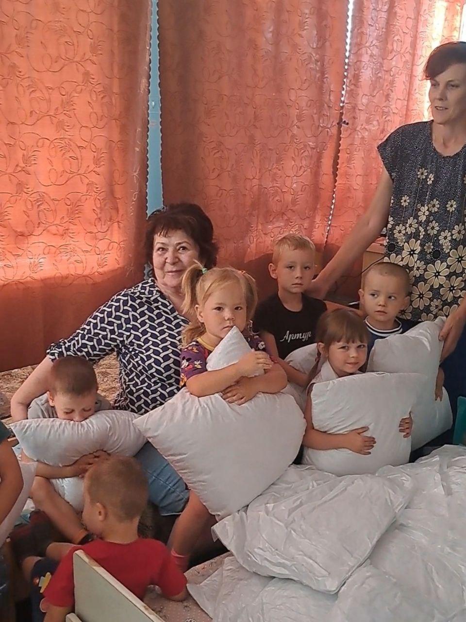 Гумпомощь из Ульяновска передали юным жителям Херсонской области В дошкольное подразделение Капитошка Хлебодаровской школы Чаплынского муниципального округа доставили гумпомощь из Ульяновской области Юным воспитанникам передали новые подушки и полотенца Сбор и доставку организовал общественник и многодетный отец из Ульяновска Александр Брагин Он не в первый раз помогает ребятам из Чаплынского муниципального округа Забота о детях это забота о будущем И я рад что могу внести свой вклад в создание комфортных условий для развития ребят в дошкольном подразделении Капитошка отметил Александр Брагин Администрация педагогический коллектив и воспитанники ГБОУ ХО Хлебодаровская школа Чаплинского района Дошкольное подразделение Капитошка выражают искреннюю благодарность Александру Брагину за его бескорыстную помощь и поддержку Помощь