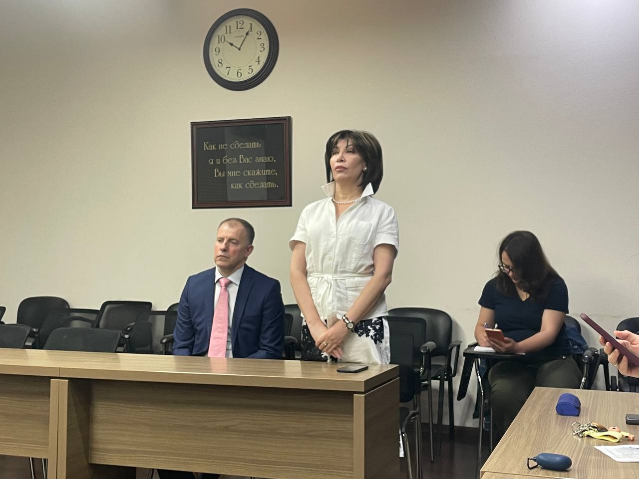 Ирину Дзгоеву переназначили замминистра сельского хозяйства республики  Об этом стало известно сегодня на заседании правительства.  Кроме того, кабмин освободил от должности замминистра строительства и архитектуры Алана Кулумбекова.  Марата Дзесова назначили замминистра экономического развития республики.
