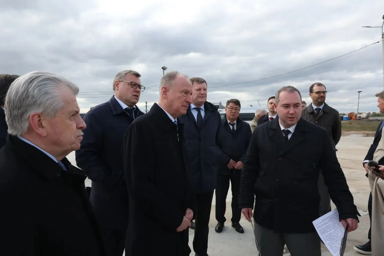 Николай Патрушев Для развития портов на Каспии нужна совместная работа федеральных и региональных властей   В ходе рабочей поездки помощник Президента РФ председатель Морской коллегии РФ Николай Патрушев подчеркнул необходимость более активной совместной работы федеральных и региональных властей а также профильных компаний для развития российских портов на Каспии Об этом сообщает пресс служба правительства Астраханской области Николай Патрушев отметил что порт Оля стал ключевым хабом международного транспортного коридора Север Юг Модернизация морского порта Оля включая развитие его инфраструктуры совершенствование навигационного оборудования и своевременное проведение дноуглубительных работ позволит увеличить грузопоток из России в страны прикаспийских государств подчеркнул помощник президента   Также он обратил внимание Росморречфлота на необходимость полноценного обеспечения ледовой проводки судов следующих в районе Волго каспийского канала ПортНьюс в MAX Telegram ВК Дзен