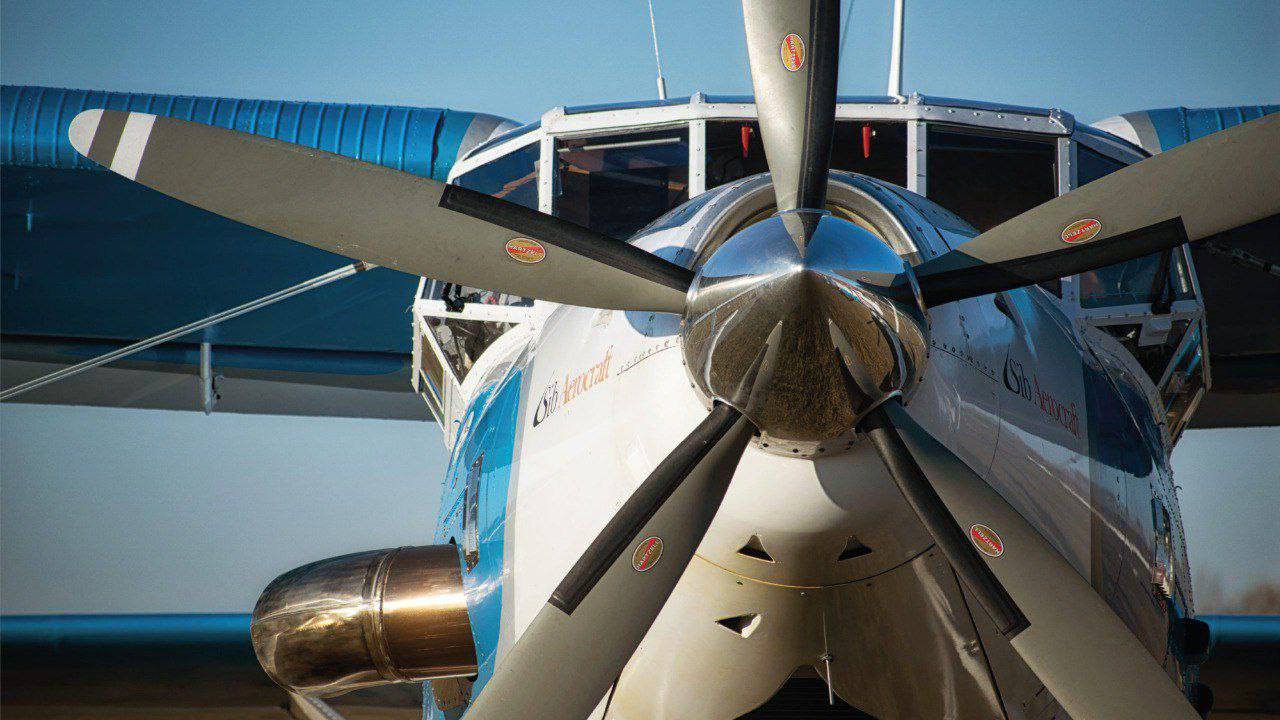 С обновлённым двигателем и бортовым оборудованием улучшенный кукурузник ТВС 2МС вышел в первый рейс Самолёт ТВС 2МС Хабаровских авиалиний выполнил свой первый рейс Воздушное судно зафрахтовали у томской авиакомпании СибАэроКрафт для пассажирских и грузовых перевозок между Николаевском на Амуре и Чумиканом  ТВС 2МС модернизированная версия легендарного Ан 2 Самолёт производит компания Русавиапром Воздушное судно сохранило неприхотливость кукурузника к наземной аэродромной инфраструктуре Благодаря современному двигателю максимальная скорость ТВС 2МС увеличилась до 250 км ч а дальность полёта составляет 1200 км Уровень комфорта для пассажиров также повысили за счёт снижения шума и вибраций в кабине  Для работы ТВС 2МС используется авиакеросин вместо дорогого авиационного бензина Это делает эксплуатацию самолёта более экономичной Подпишитесь на Электричку