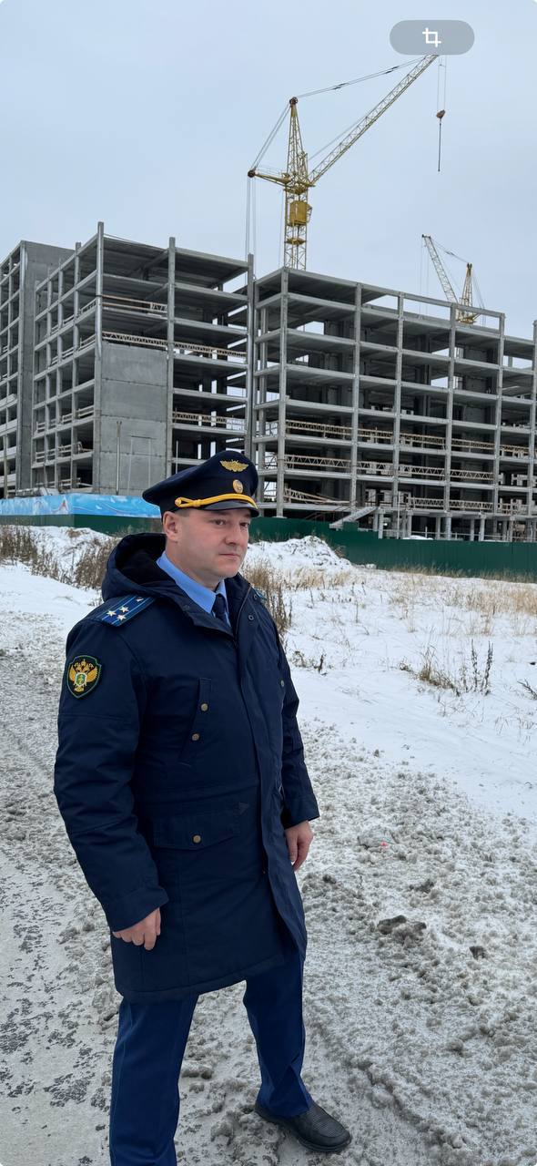 По требованию прокурора Салехарда мать погибшего на производстве работника получит компенсацию морального вреда в размере 3 млн рублей Установлено что в мае 2024 г вследствие ненадлежащей работодателем организации работ при строительстве жилого комплекса в мкр Обдорский монтажник сорвался с высоты и погиб   Подробности на сайте ведомства