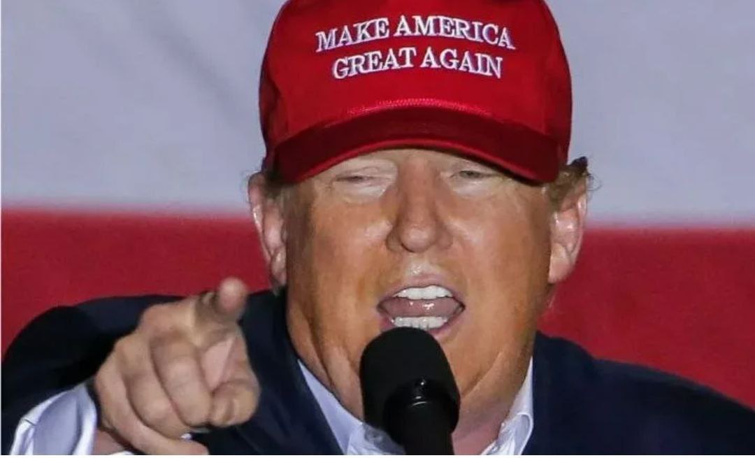 Тарифная война Трампа стала авантюрой  Тарифная война Дональда Трампа начавшаяся в апреле 2025 года принесла США доходы в 287 млрд  Все ввозимые в Штаты товары с тех пор обкладывались дополнительными платежами 17 от стоимости в среднем сообщает The New York Times  Однако заплатили эту огромную сумму в бюджет не другие страны и их компании как задумывалось а сами американские производители  По информации NYT сокращение разницы между импортом и экспортом все равно не помогло американской промышленности которая продолжает терять рабочую силу И хоть команда Трампа уверяет что нужно просто подождать уже сейчас за тарифную авантюру расплачивается потребитель на весь импорт выросли цены разогналась инфляция подчеркивает издание