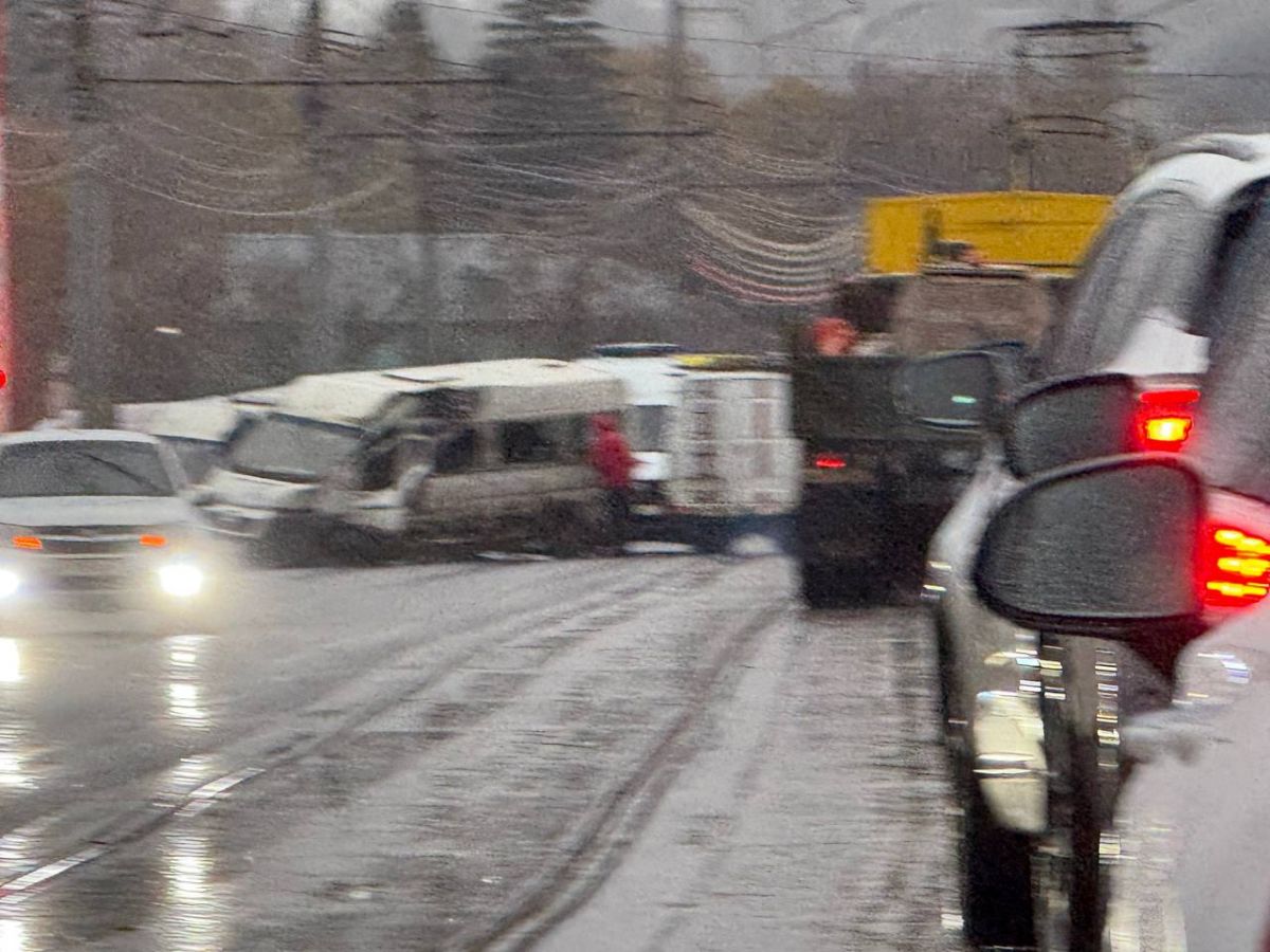 На Пролетарском мосту столкнулись две маршрутки и трамвай Движение парализовано   newstula ru fn 1746926 html На Пролетарском мосту в Туле столкнулись две маршрутки и трамвай В результате аварии движение встало в обе стороны   Прислать новость Подписаться