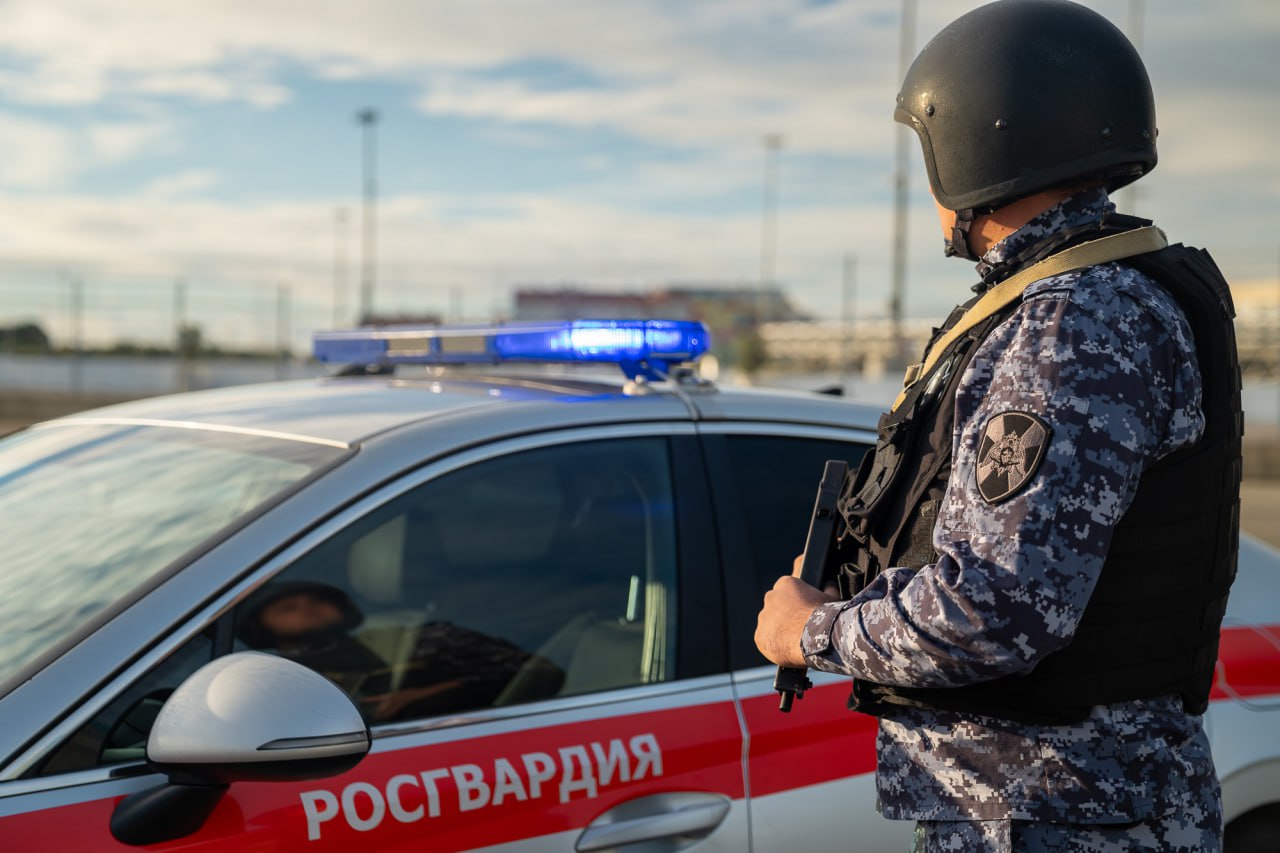 В Сочи росгвардейцы задержали двух разыскиваемых мужчин Сотрудники вневедомственной охраны за сутки задержали в Сочи двух местных жителей находившихся в розыске Так на улице Донской на остановке общественного транспорта росгвардейцы выявили 26 летнего сочинца приметы которого совпадали с ориентировкой Молодой человек разыскивался за совершение кражи Спустя три часа наряд вневедомственной охраны заметил на улице Конституции мужчину который при виде патрульного автомобиля ускорил шаг и попытался скрыться Им оказался 36 летний житель Сочи находившийся в розыске за умышленное причинение лёгкого вреда здоровью Обоих задержанных передали сотрудникам полиции для дальнейшего разбирательства Росгвардия Кубань Сочи rosgvard krasnodar