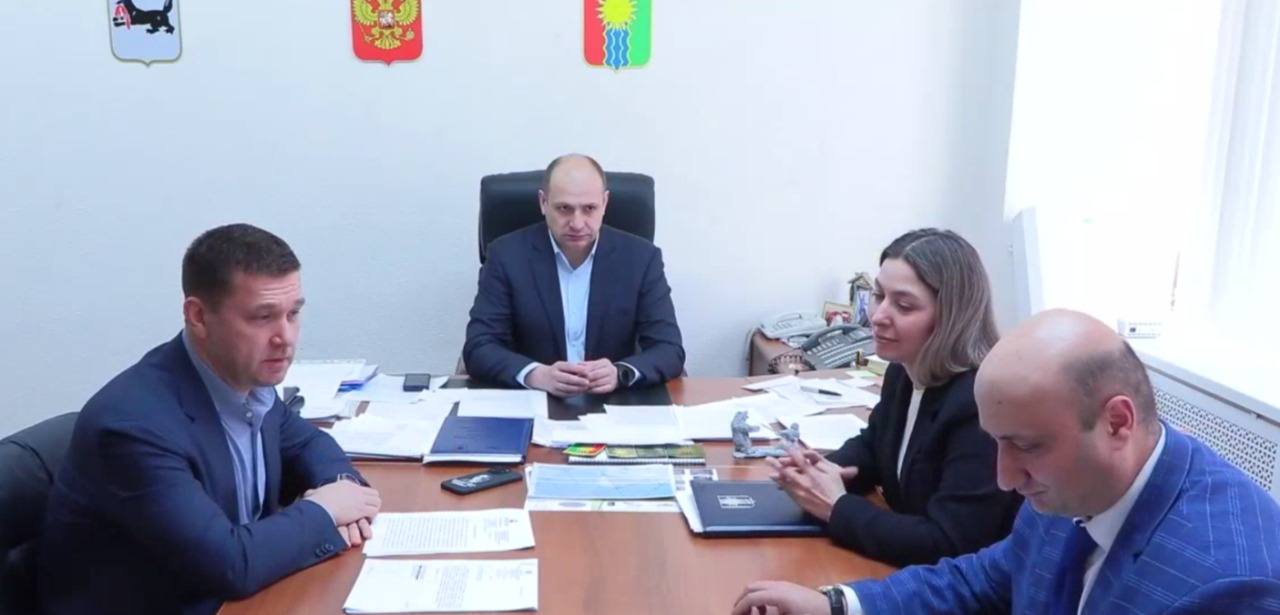 Важная новость Правительство РФ внесло изменения в Постановление 1370 регламентирующее правила разработки планов природоохранных мероприятий субъектов РФ Если коротко теперь за счет экологических платежей можно строить и рекультивировать полигоны ТКО модернизировать канализационно очистные сооружения Ранее ограниченность перечня мероприятий на которые можно было направить экологические платежи создавала серьезные трудности муниципалитетам Например в Братске это существенно затрудняло решение критически важных вопросов требующих неотложного финансирования Для оперативной корректировки ситуации ко мне с официальным письмом обратился мэр Братска Александр Дубровин В ноябре совместно с администрацией мы определили перечень дополнительных природоохранных мероприятий которые сегодня так нужны городу Этот вопрос я оперативно отработал с Министерством природных ресурсов РФ и наши предложения были учтены Скорректированное Постановление Правительства РФ официально утверждено вчера 18 сентября