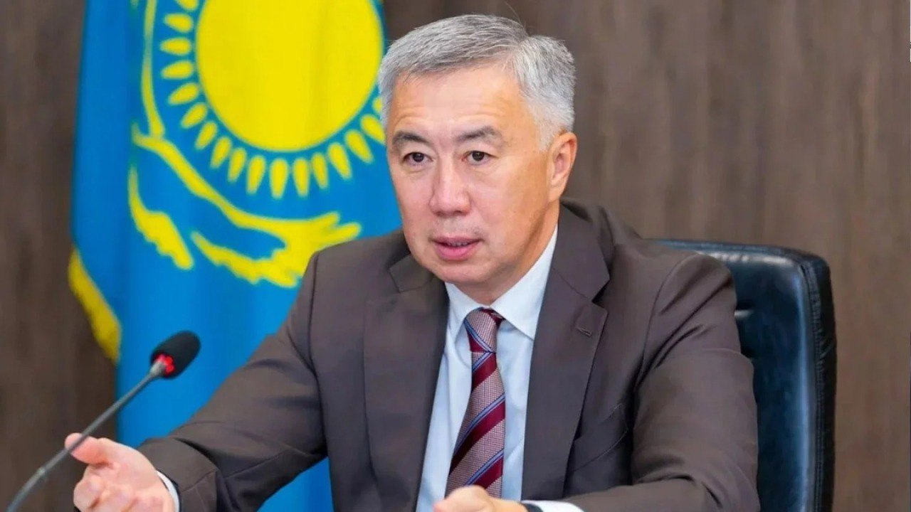 Жумангарин предложил забрать у банков способ наживаться на картах казахстанцев Министр экономики Серик Жумангарин считает что запрет на начисление процентов по текущим счетам действующий в Казахстане с 2019 года можно отменить О предложении Жумангарина пишет телеграм канал Ручная экономика со ссылкой на Bloomberg Terminal в той версии текста которая опубликована на основном сайте Bloomberg этой фразы нет Министр отметил что сейчас на текущих счетах в Казахстане размещены 6 11 трлн тенге у юрлиц и 3 49 трлн у физлиц Жумангарин также предлагает сократить коэффициент долга к доходу заёмщика с 50 до 30 что ограничит ежемесячные платежи по займам пишет Ручная экономика На то что казахстанцы теряют деньги поскольку держат их на текущих счетах а не на депозитах недавно указывал экономист Галим Хусаинов читайте выше t me orda kz