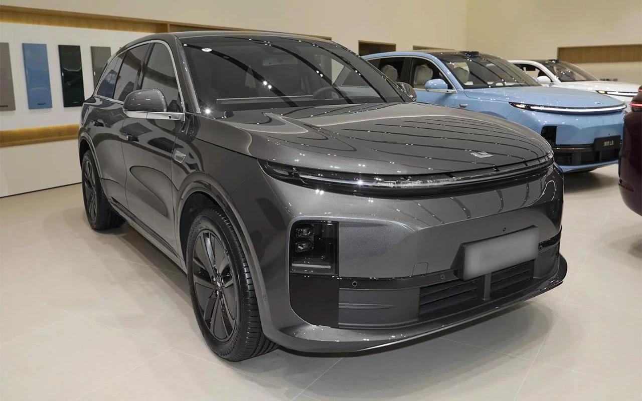Li Auto официально в России Мы узнали цены и комплектации Как сообщила пресс служба марки в России будут доступны три модели с гарантией L6 L7 и L9 L6 Pro от 6 890 000 руб L6 Max от 7 190 000 руб L7 Pro от 7 690 000 руб L7 Ultra от 8 390 000 руб L9 в России получит только одну комплектацию Ultra по цене от 9 490 000 руб Пресс служба бренда заявляет что автомобили Li Auto в России получат заводскую гарантию три года или 100 тыс км пробега а также восемь лет или 160 тыс км пробега на батарею и компоненты электропривода и шесть лет или 100 тыс км пробега от сквозной коррозии Кроме того у кроссоверов будут доступны слот для российской SIM карты мастер аккаунт и обновление прошивки автомобиля по воздуху эксклюзив autonews