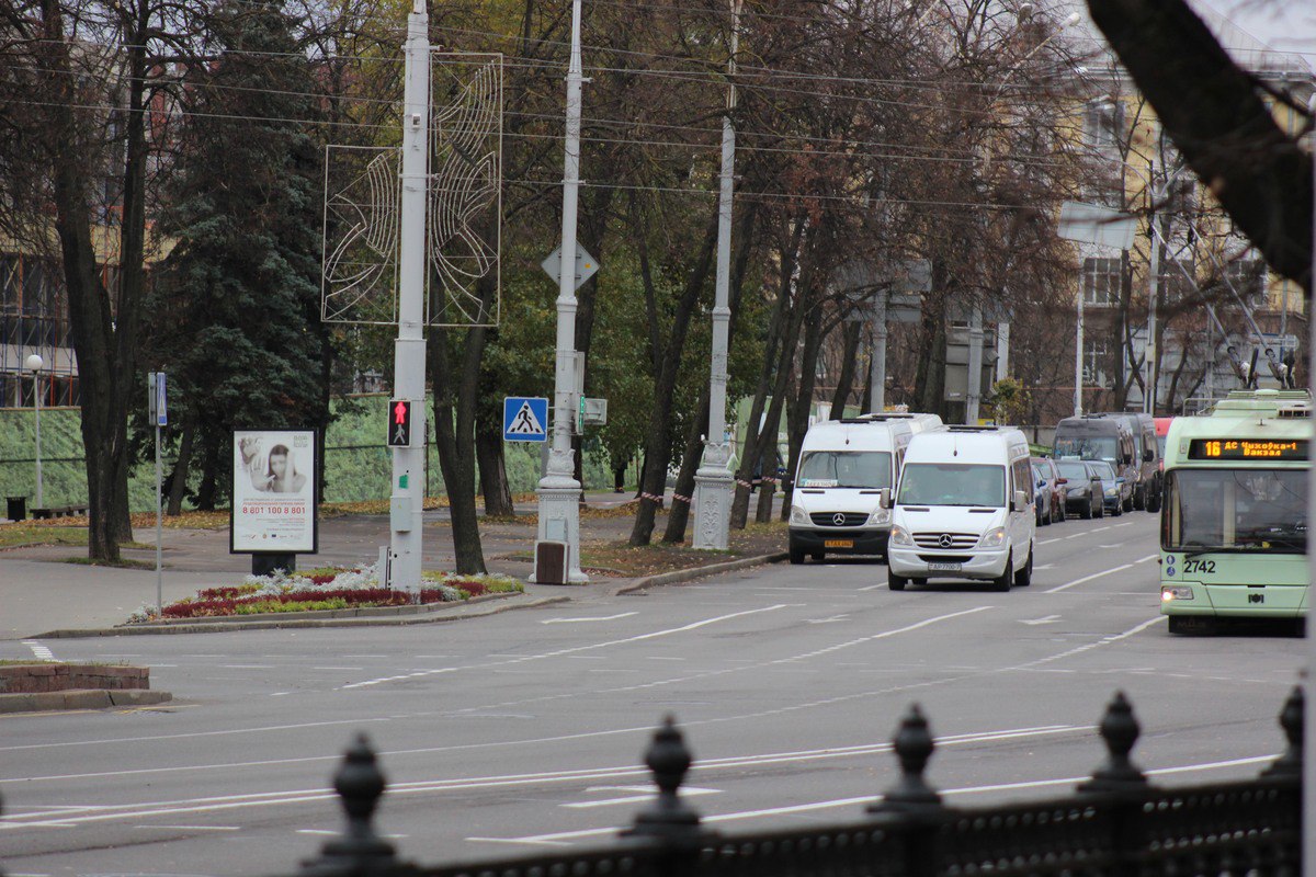 ГАИ в Беларуси начала масштабную проверку маршруток  В первую очередь смотреть будут на состояние шин и использование ремней безопасности.  Также в фокусе внимания — техническое состояние автобусов регулярного сообщения и ежедневные медосмотры водителей.