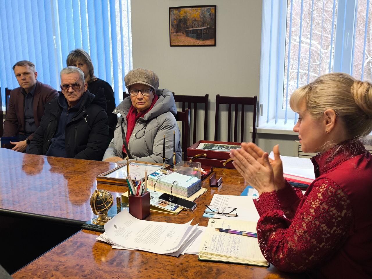 Глава Камышинского района Елена Береговая провела встречу с пострадавшими в результате взрыва бытового газа доме по улице Ленина 66 в Петровом Вале 11 декабря 2025 года На приёме побывали Юлия Петрова с 6 летней дочерью которая пострадала в ходе происшествия и проходила лечение Мать Юлии Светлана с которой в тот день малышка пришла в гости к прабабушке впоследствии женщина 1945 года рождения скончалась в больнице и дядя Владимир который тоже пострадал и находился в больнице Владимиру как зарегистрированному в конкретном жилом помещении были возмещены средства из резервного фонда Камышинского района на предметы первой необходимости в связи с утратой имущества Кроме того ему была оказана единовременная материальная помощь по линии Центра социальной защиты населения по Камышинскому району и предложено жильё из маневренного фонда города Петров Вал