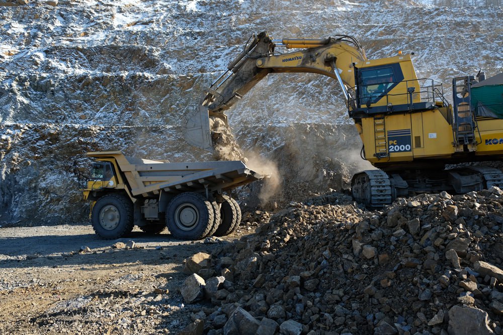 Россия готовит щит для внутреннего рынка редкоземельных металлов Минпромторг в координации с другими ведомствами может поднять ввозные пошлины и активировать комплекс нетарифных мер следует из комментария ведомства РИА Новости Повод федеральный проект Развитие отрасли редких и редкоземельных металлов подписанный 1 декабря Цель к 2030 году довесть производство до 100 млрд руб в год с 29 млрд в 2025 м и полностью закрыть внутренний спрос собственным сырьём Уже действуют ставки 8 на импортные материалы производители просят повысить барьер до уровня способного выключить дешёвый ввоз В качестве мягких инструментов заявлены льготные кредиты субсидии на НИОКР и компенсация недополученной выручки при продаже по льготным ценам Геология получит четырехкратную поддержку инвестиции в поиски РЗМ в 2025 году вырастут до 200 млн руб при добыче 2 2 2 6 тыс тонн оксидов