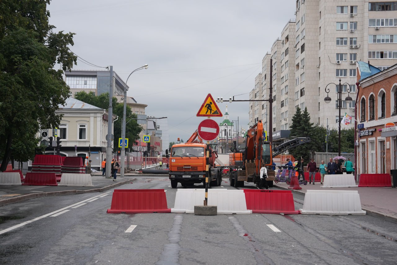 Внимание, Тюмень! Обновлённая схема движения в центре города Из-за переустройства коммуникаций на перекрёстке Ленина и Первомайской временно изменилась схема движения на Республики и Герцена. — Перекрыт участок дороги, из-за чего в центре наблюдаются затруднения с проездом — На Ленина от Первомайской до Орджоникидзе организовано двустороннее движение для доступа к домам и бизнесу — Идёт мониторинг трафика, включая работу светофоров
