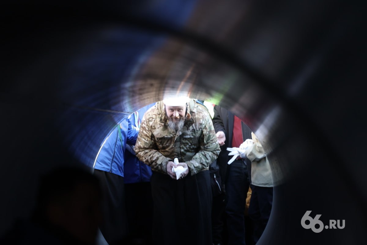 Патриарх вручил орден «проползшему по трубе в тыл ВСУ» священнику 6 мая патриарх Кирилл вручил орден Димитрия Донского I иерею Алексию Скрипкину. Священник участвовал в военной операции на границе с Украиной. Награждение прошло в главном храме ВС РФ «Патриот». Орден Димитрия Донского учредили в 2004 году. Его вручают за заслуги перед Отечеством и РПЦ. Скрипкин прополз по газовой трубе в тыл украинской армии» в сопровождении российских военных. «Риск был огромным, но мужество православного священника, его любовь к Отечеству оказалась сильнее всяких страхов», — заявил патриарх Кирилл. В марте российские военные прошли в тыл ВСУ через газовую трубу. Z-каналы утверждали, что некоторые военные отравились газом, а часть из них задохнулась. Позже 16-метровый макет части газопровода установили во дворе екатеринбургского храма. Подписаться Помочь RusNews
