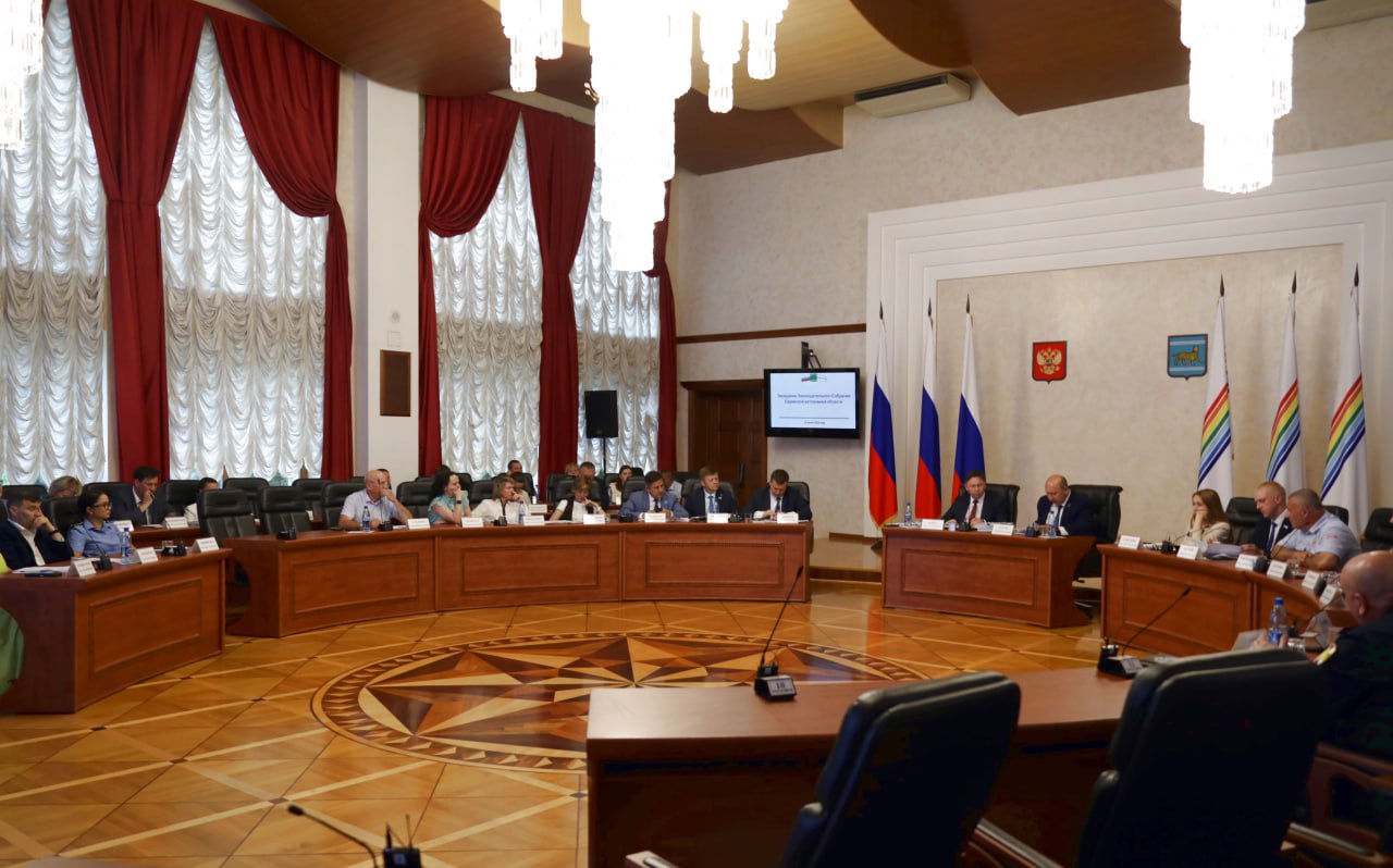 Размер «подъемных» молодым специалистам увеличили в ЕАО  Закон о дополнительных мерах по привлечению и закреплению молодых специалистов для работы в Еврейской автономной области был принят еще в 2013 году. В нем была закреплена норма о единовременной выплате молодым специалистам, приезжающим на работу в сельскую местность.   Размер «подъемных» не менялся до 2024 года. В прошлом году и в этом сумма выплаты была повышена.  По инициативе врио губернатора ЕАО Марии Костюк теперь в законе закреплено положение о ежегодной индексации выплаты.  В 2025 году ее размер составляет 165 тысяч рублей, в 2026-м составит 186 тысяч. В бюджете области на эти цели дополнительно будет заложено более 1,4 млн рублей.   Подпишись