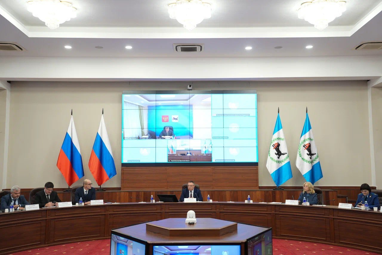 Губернатор Игорь Кобзев провел заседание Совета по развитию Байкальского муниципального образования Глава региона напомнил что президентом поставлена серьезная задача вывести Байкальск на новый уровень жизни и дать новое развитие в прошлом промышленному городу Программа по развитию Байкальска будет реализовываться в два этапа и состоит из четырех разделов экономики инфраструктуры социальной сферы и экологии В рамках первого этапа программы это период до 2027 года запланировано к реализации 22 финансово емких мероприятия сообщил Кобзев открывая совещание Реализуются мероприятия по ликвидации экологического ущерба проведен капитальный ремонт дорог переселена часть жителей из аварийного жилья создан ресайклинг центр обустроены площадки для сбора отходов и установлены бункеры для крупногабаритного мусора создан молодежный экологический кампус ЭКО ЦЕХ