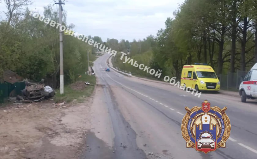 В Ясногорске по вине пьяного водителя компания разбилась в ДТП: один человек погиб, двое пострадали В ночь с 8 на 9 мая на улице Черняховского в Ясногорске произошла смертельная авария. 37-летний водитель Ford Focus — пьяный 0,82 мг/л и без прав — не справился с управлением. В результате автомобиль вылетел в кювет и врезался в опору ЛЭП, после чего перевернулся. К сожалению, в аварии погибла 22-летняя пассажирка, также пострадали водитель и еще один пассажир — 29-летний мужчина. Им оказали медицинскую помощь и отпустили. Уточняется, что в момент ДТП все пострадавшие не были пристегнуты.