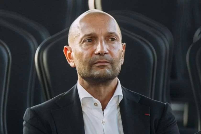  Подробности задержания владельца Silknet Гиорги Рамишвили. Напомним, вчера бизнесмен был доставлен в отделение полиции по статье 236 Уголовного кодекса - незаконное приобретение, хранение или ношение огнестрельного оружия. Как сообщили в МВД Грузии, при сканировании ручной клади в аэропорту у Рамишвили обнаружили зарегистрированный на его имя пистолет, магазин и патроны. Однако разрешения на ношение оружия не было. Теперь бизнесмену грозит срок от 4 до 7 лет колонии. Реклама на Madloba Батуми