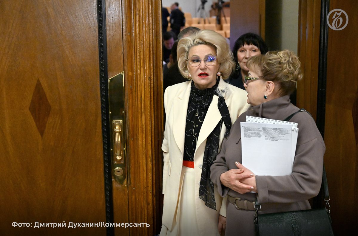 Мы знаем что нельзя нельзя пропагандировать нетрадиционные сексуальные отношения чайлдфри А все остальное Комитет Госдумы по защите семьи 28 января рекомендовал к принятию поправки к КоАП о штрафах до 3 млн руб за дискредитацию традиционных российских духовно нравственных ценностей путем публикации контента в онлайн кинотеатрах и социальных сетях Правда за что конкретно будут наказывать нарушителей депутаты как оказалось так и не поняли Глава комитета Нина Останина напомнила что никакого закона определяющего российские традиционные ценности нет есть только указ президента а все попытки вписать их в законодательство в том числе в Семейный кодекс наталкивались на стену сопротивления Минюста Подписывайтесь на Ъ Оставляйте бусты