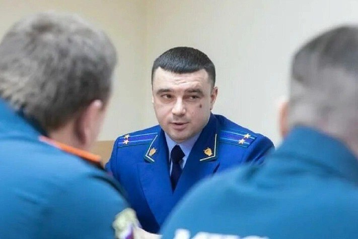 Кого-то даже СВО не спасет Бывший прокурор города Лыткарино и видный решала Алексей Харитоненко отправлен под стражу по обвинению во взятке в особо крупном размере. "Суд постановил ходатайство следователя СК удовлетворить. Избрать Харитоненко Алексею Александровичу, обвиняемому по ч. 6 ст. 290 УК РФ получение взятки в особо крупном размере меру пресечения в виде содержания под стражей на срок до 23 июля 2025 года", - указано в материалах дела. Суть претензий к бывшему прокурору не раскрывается. По делу проходят еще два человека, один из которых выступает взяткодателем. Сам Харитоненко в последнее время участвовал в СВО на Украине, куда ушел добровольно. Харитоненко просил суд учесть его боевые заслуги и отправить под домашний арест, однако суд с этими доводами не согласился. Харитоненко начал карьеру в органах прокуратуры Калининграда. Затем занимал разные должности в надзорном ведомстве, в том числе был заместителем прокурора подмосковных Люберец и Видного. Помогал кому надо отжимать сотни гектаров земли. С 2017 года он был прокурором Лыткарина, после чего ушел из прокуратуры.