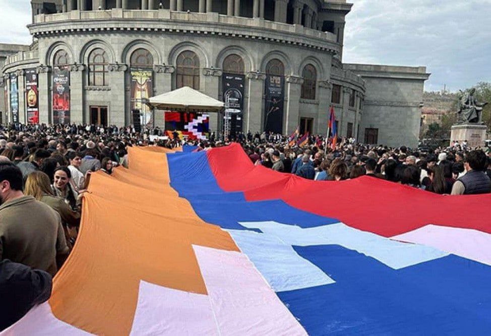 Жители НКР проведут 12 июля масштабный митинг на площади Свободы в Ереване  Вместе с тем мэрия Еревана не дала разрешения на шествие и возможную сидячую акцию, запланированные после митинга, сообщил член Совета по защите прав арцахцев Апрес Маргарян.  Правительство Армении сократило меры поддержки переселенцев из НКР. Теперь бенефициарами поддержки остались только несовершеннолетние, люди пенсионного возраста и инвалиды. Уменьшилась и сумма поддержки - с 50 до 30 000 драмов.    Однако арцахцы требуют не только социальной справедливости. Один из приоритетов их борьбы -вопрос ценности Арцаха для армянского общества, а это в последнее время всё больше подвергается сомнению с подачи действующих властей.   Увы, но от правительства Пашиняна ждать внимания к переселенцам из НКР не приходится.    Поддержать Туранский экспресс  #turan_analytics #Армения #НКР
