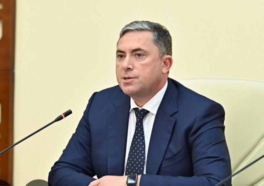 Замминистра сельского хозяйства РФ Максим Увайдов сегодня прибыл в Вологду, чтобы встретиться с главой региона Георгием Филимоновым, обсудить с ним развитие отрасли, и принять участие в учениях по биобезопасности.   Напомним, развитие сельского хозяйства и обеспечение продовольственной безопасности региона - одно из приоритетных направлений в работе правительства Вологодчины.   Примерно год назад в Вологду приезжала министр сельского хозяйства РФ Оксана Лут. В этом году обсудить вопросы поддержки отрасли прибыл её заместитель. Погодные условия в этом году непростые, так что федеральная поддержка нашему региону как раз кстати.