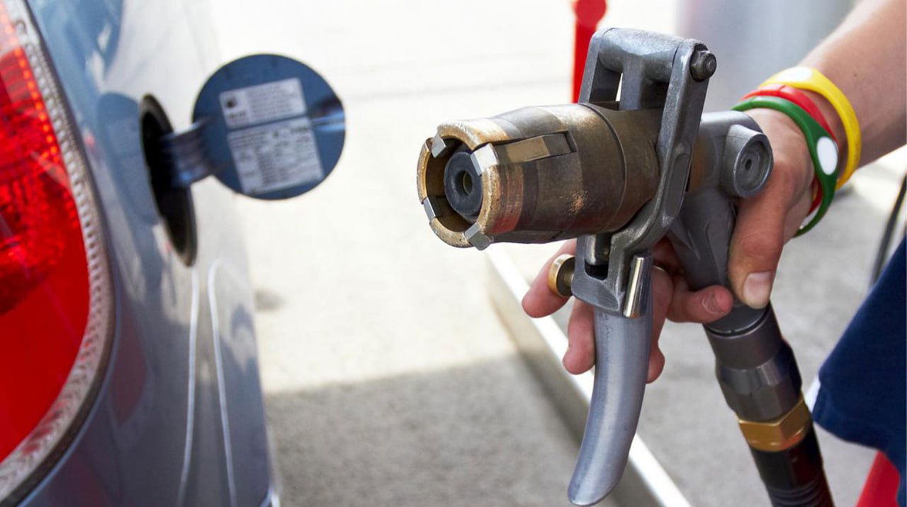 В России могут отменить утильсбор для машин на газе Данное нововведение указано в проекте Плана реализации Энергетической стратегии РФ до 2050 года В министерстве энергетики отметили что поддерживает введение этой меры хотя бы на определенный период времени Сейчас утильсбор для автомобилей на газе рассчитывается так же как и для машин на бензине Если транспорт полностью освободят от этих сборов считает член экспертного совета комитета по защите конкуренции Госдумы Дмитрий Тортев граждане начнут активнее его покупать По прогнозу доля газомоторных автомобилей в общей структуре транспорта может превысить 5 в ближайшие 10 лет Подписаться на truekpru Читать нас в MAX