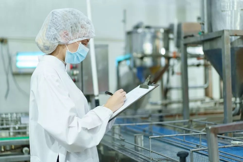 Россельхознадзор поддержал введение оборотных штрафов за производство фальсификата Россельхознадзор поддерживает введение оборотных штрафов для производителей за выпуск фальсифицированной продукции чтобы повысить эффективность мер и защитить добросовестных производителей Размер штрафа будет зависеть от выручки компании а также рассматривается возможность автоматической блокировки маркированной продукции при выявлении нарушений в системах Честный ЗНАК и Меркурий АНДРЕЙ СИГУТА АПК