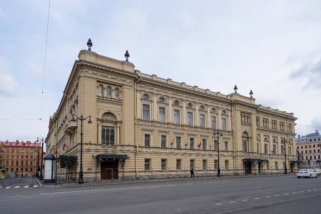 163 года Санкт Петербургской консерватории имени Н А Римского Корсакова Консерватория была создана по инициативе выдающегося пианиста и композитора Антона Рубинштейна За это время она вписала ярчайшие страницы в мировую музыкальную культуру и прославила Россию и Санкт Петербург Именно с Санкт Петербургской консерваторией связана значительная часть классического наследия её выпускники Пётр Чайковский Сергей Прокофьев Дмитрий Шостакович подарили миру бессмертные произведения звучащие на лучших сценах планеты В 2025 году консерватория вновь распахнула двери исторического здания после масштабной реставрации Фото Санкт Петербургская консерватория Вечерний Санкт Петербург