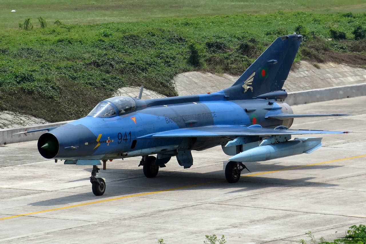 Катастрофа истребителя Chengdu F-7BGI ВВС Бангладеш Истребитель Chengdu F-7BGI ВВС Бангладеш рухнул на территорию школы в северном районе Уттара города Дакка. Катастрофа самолёта произошла на территории кампуса школы и колледжа «Milestone» днём, где находились дети. Сообщается, что погиб пилот истребителя и по меньшей мере один человек и ещё несколько получили ранения Пресс-служба министерства обороны Бангладеш в кратком заявлении подтвердила принадлежность самолёта ВВС страны. Chengdu F-7 представляет собой лицензионную копию советского истребителя МиГ-21 с последующими модификациями, произведенными китайской стороной. Модификация BGI создана специально для ВВС Бангладеш. UPD. По меньшей мере 19 человек погибли и десятки получили ранения в результате падения истребителя F-7 ВВС Бангладеш. Спасательные работы ещё продолжаются. AviaNews